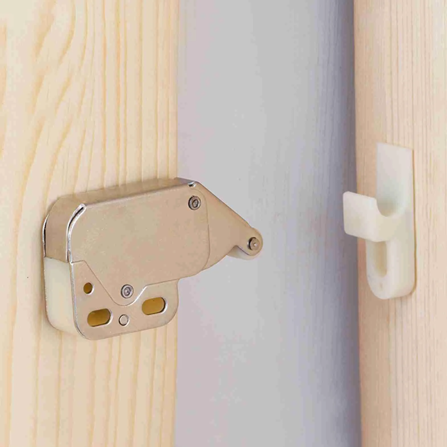Push To Open Lock Zatrzask Sprężynowy Szafki ze śrubami, Mini Zatrzask Zamka Drzwi Push Lock Zatrzask Sprężynowy Szuflady