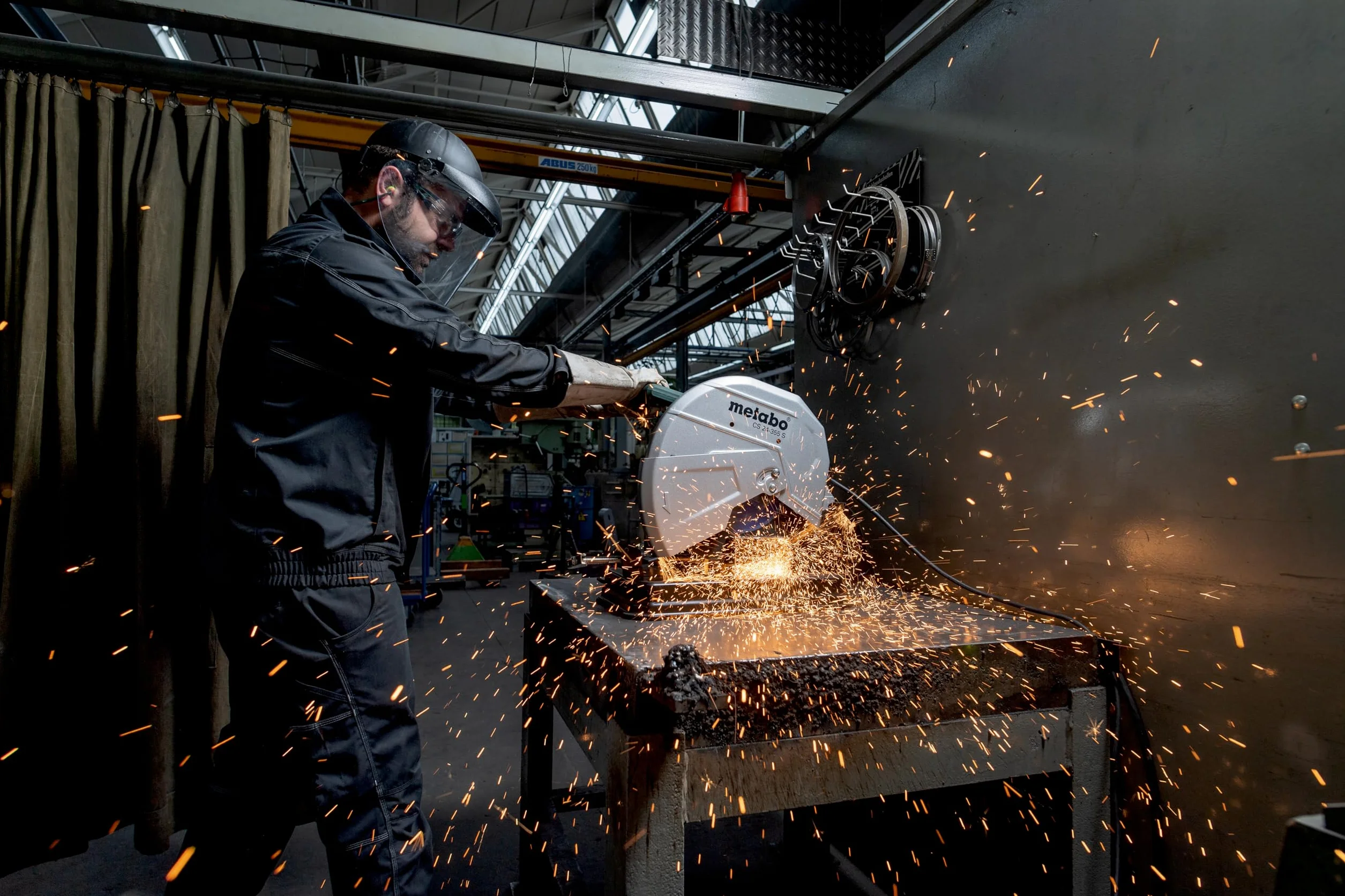 Metabo przecinarka do metalu CS 22-355 – 601786000 – Do cięcia profili, rur i prętów ze stali, metali nieżelaznych, żelaza i odlewów – Długość kabla 4 m