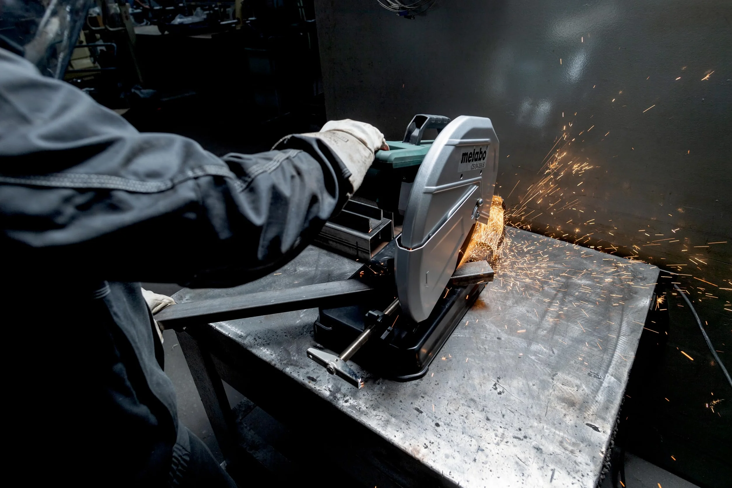 Metabo przecinarka do metalu CS 22-355 – 601786000 – Do cięcia profili, rur i prętów ze stali, metali nieżelaznych, żelaza i odlewów – Długość kabla 4 m