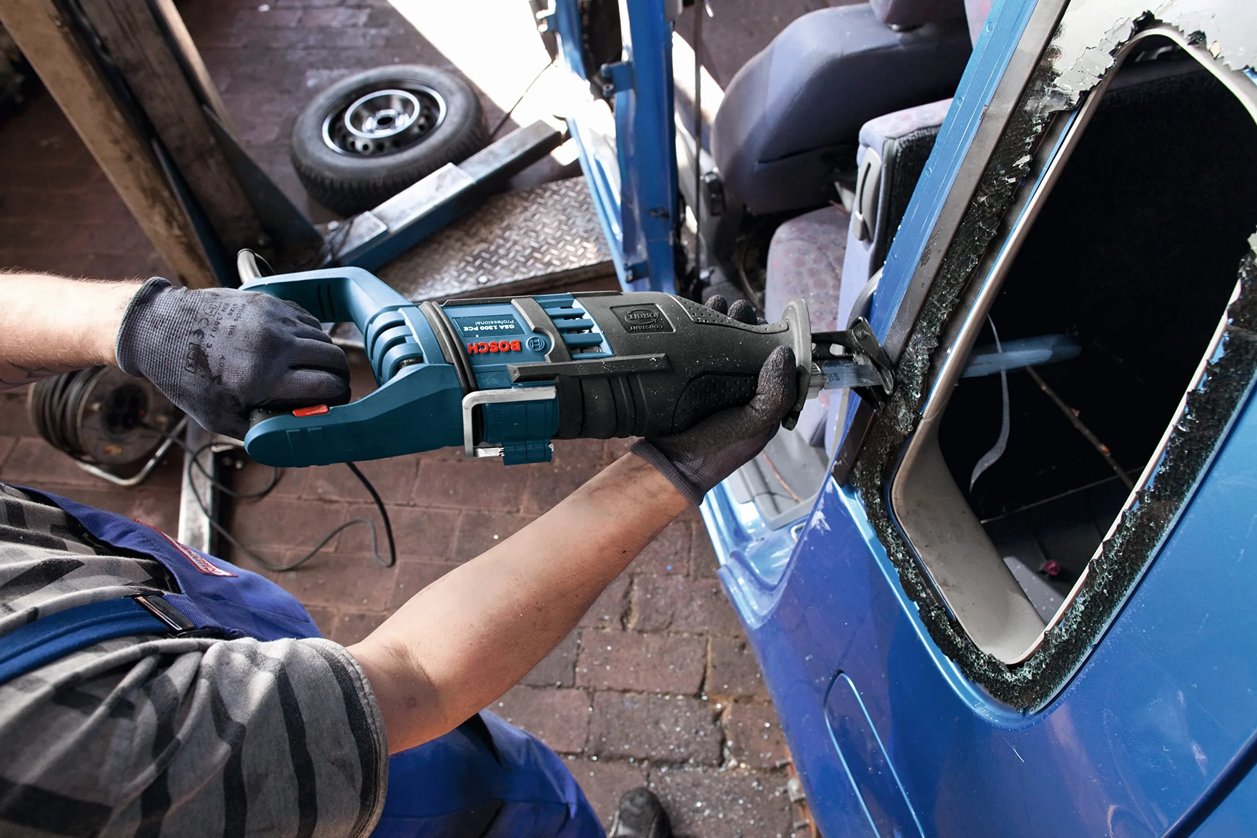 Bosch Professional: piła szablasta GSA 1300 PCE (1 300 W, prędkość skokowa bez obciążenia 0 – 2.900 min-1, 2 brzeszczoty do pił szablastych, walizka)